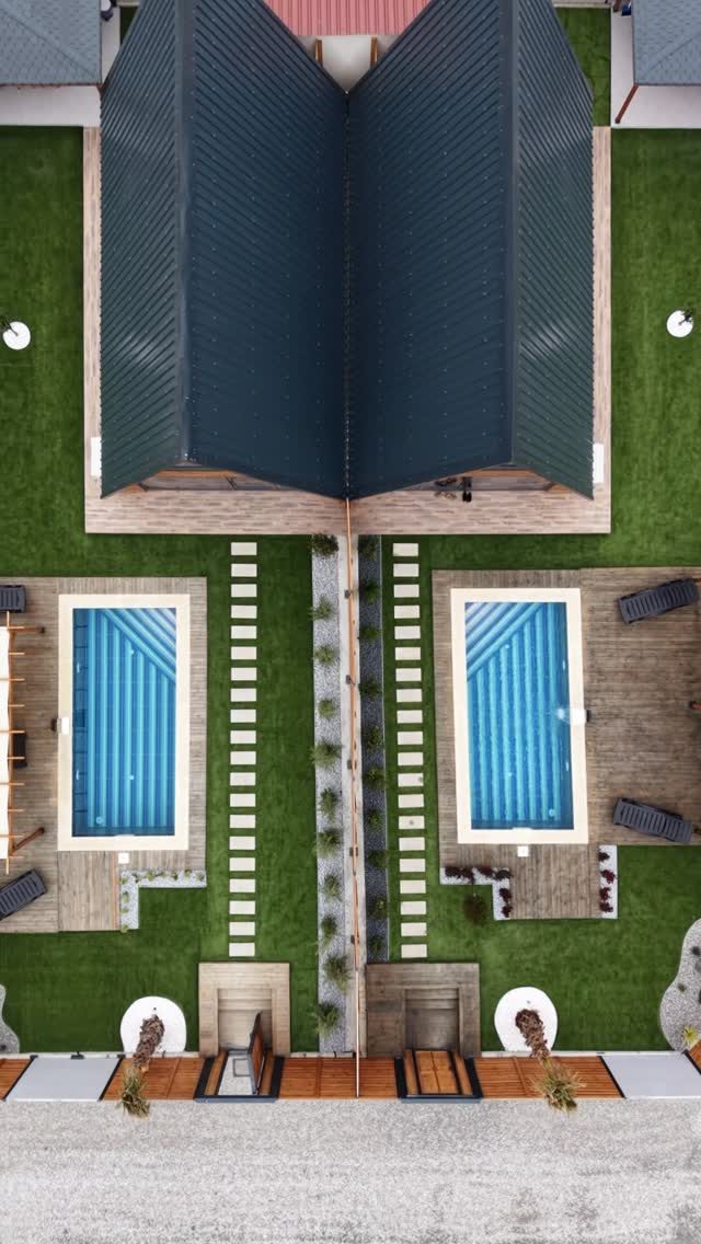 Bungalovların ve özel havuzların kuş bakışı görünümü