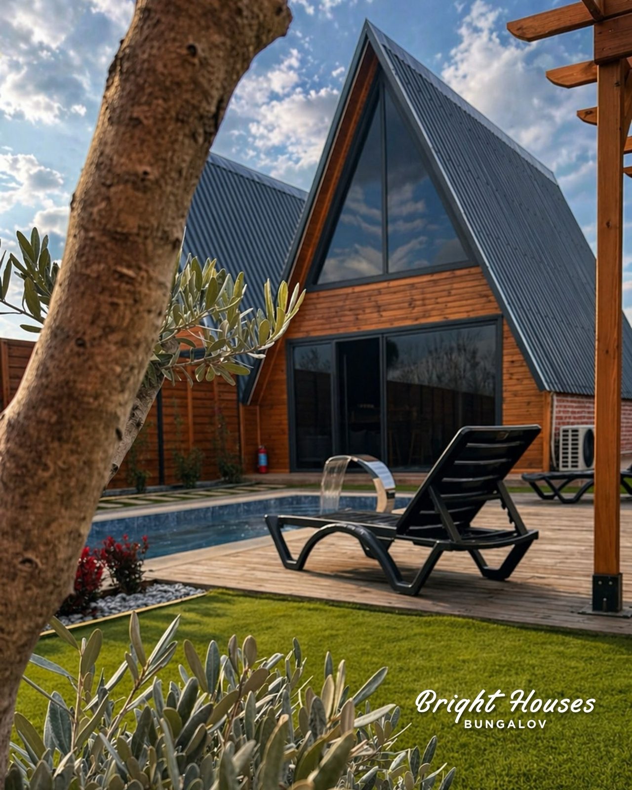 Bright Houses Bungalov'un ahşap cephesi, teras ve havuz başı şezlonglar