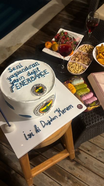 Bungalovda hazırlanan doğum günü masası