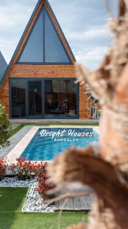 A-frame bungalovun üçgen cam cephesi
